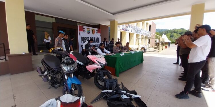 Polres Bolsel Gelar Konferensi Pers Kasus Pencurian Dua Unit Sepeda Motor