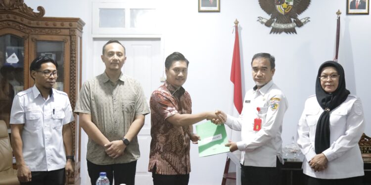 Wakil Wali Kota, Rendy Serahkan SK Pelaksanaan Harian Sekretaris Daerah dan Sejumah Pejabat