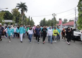 Wali Kota dr. Weny Gaib, Wakil Wali Kota Renddy Mangkat, Para ASN dan Masyarakat Jalan Sehat Bersama