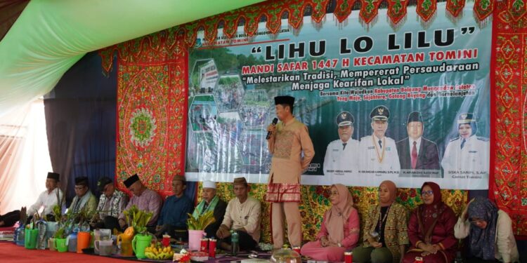 Bupati Bolsel Iskandar Kamaru Hadiri Tradisi Lihu Lo Lilu Mandi Safar 1446 H di Kecamatan Tomini