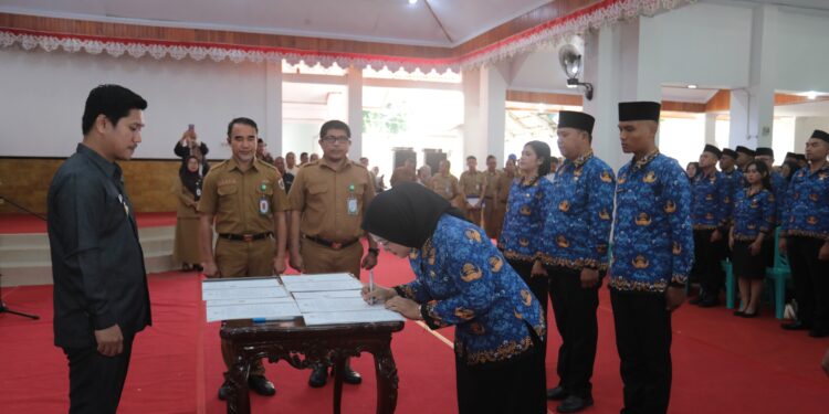 Rendy Virgiawan Mangkat Serahkan SK Wali Kota Kotamobagu ke 148 PPPK Tahun Anggran 2024