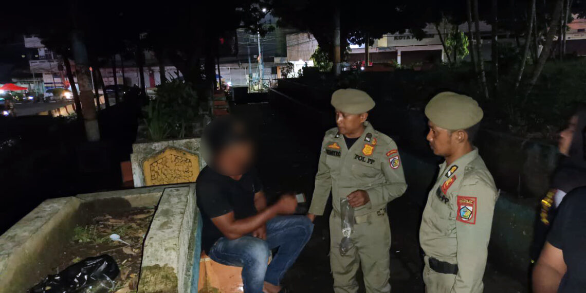 Satpol PP Kotamobagu Perketat Pengawasan di Taman Kota, Satu Pria Tertangkap Konsumsi Miras
