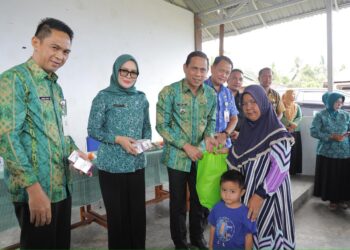 Peduli Warga, Wali Kota dan Ketua TP-PKK Kotamobagu Berikan Bantuan di Kelurahan Upai