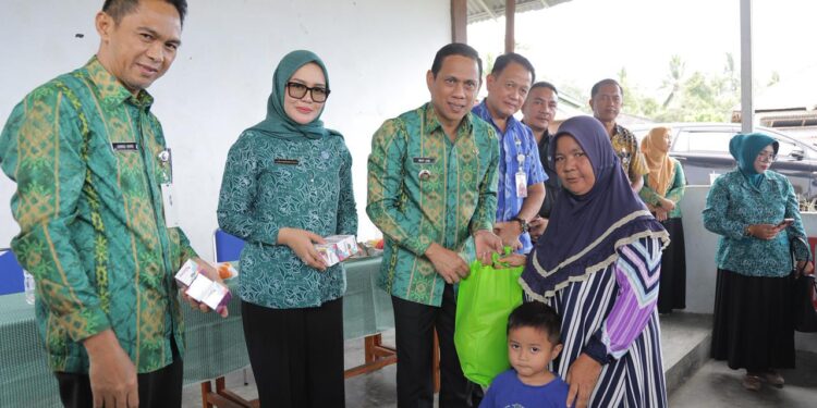 Peduli Warga, Wali Kota dan Ketua TP-PKK Kotamobagu Berikan Bantuan di Kelurahan Upai