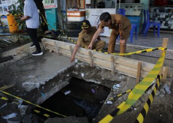 Walikota dr. Weny Gaib Turun Tangan, Atasi Drainase Tersumbat di Jalan Kartini