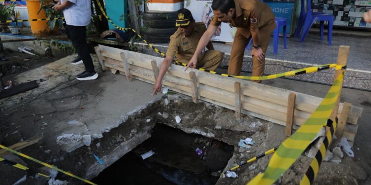 Walikota dr. Weny Gaib Turun Tangan, Atasi Drainase Tersumbat di Jalan Kartini