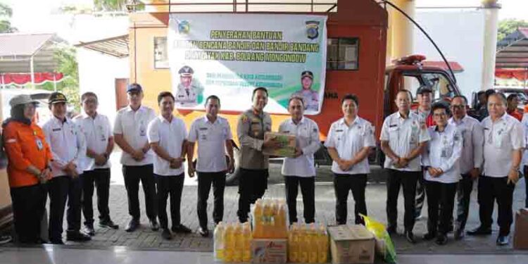 Wali Kota Kotamobagu Serahkan Bantuan kepada Korban Banjir di Bolaang Mongondow