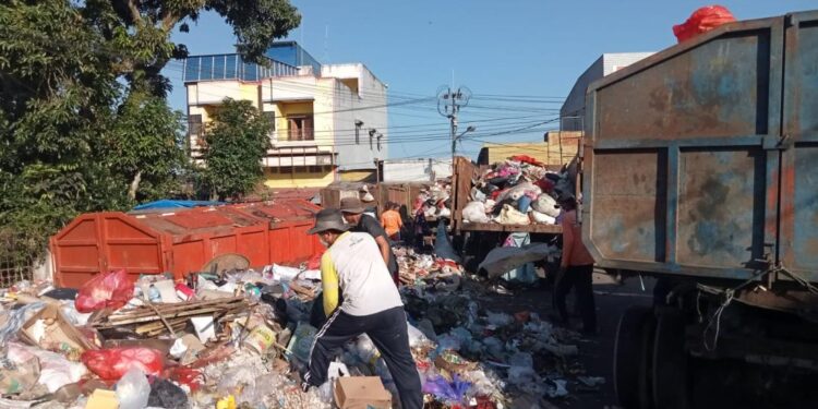 Pasukan Orange Pemkot Kotamobagu Bersihkan Sampah Pasca Idul Fitri