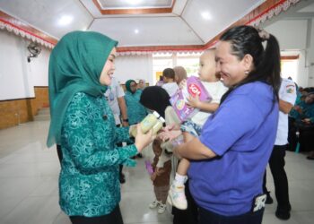 Ketua TP PKK Rindah Gaib Mokoginta Hadiri Sosialisasi Cegah Stunting, Serahkan Bantuan Susu dan Vitamin