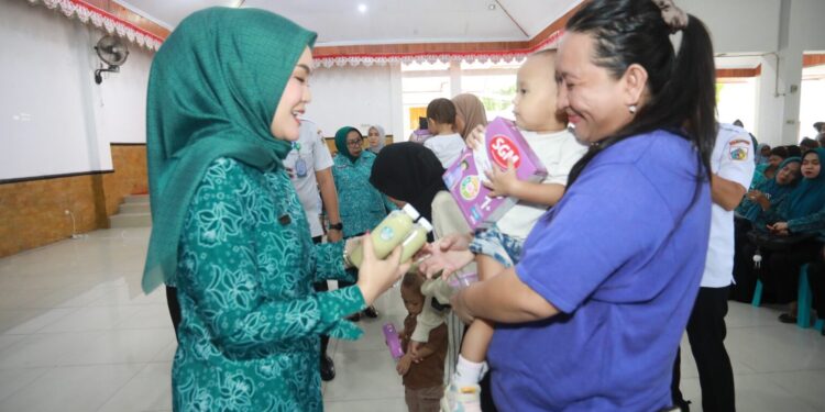 Ketua TP PKK Rindah Gaib Mokoginta Hadiri Sosialisasi Cegah Stunting, Serahkan Bantuan Susu dan Vitamin