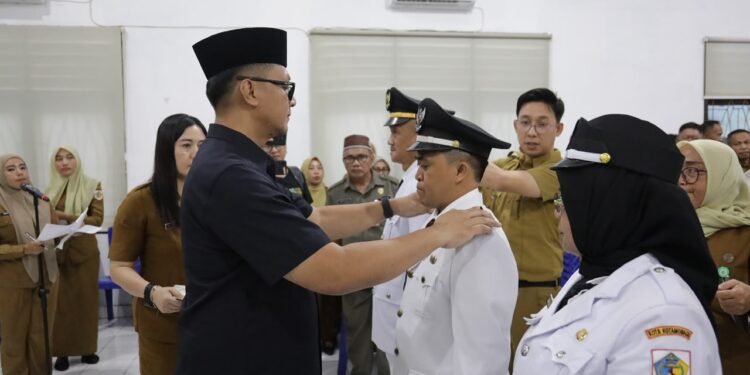 Segarkan Birokrasi, Pemkot Kotamobagu Lantik 20 Pejabat Struktural dan Fungsional