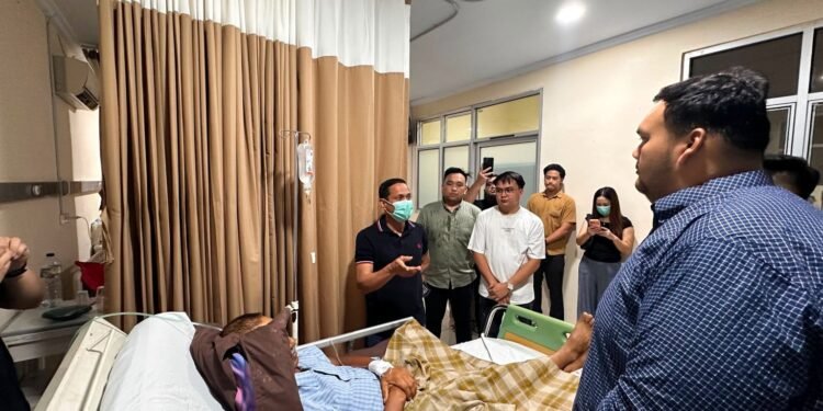 Wujud Empati, Wali Kota Weny Gaib dan Ketua TIDAR Sulut Jenguk Korban Drag Race Upai di RS Kandou Manado